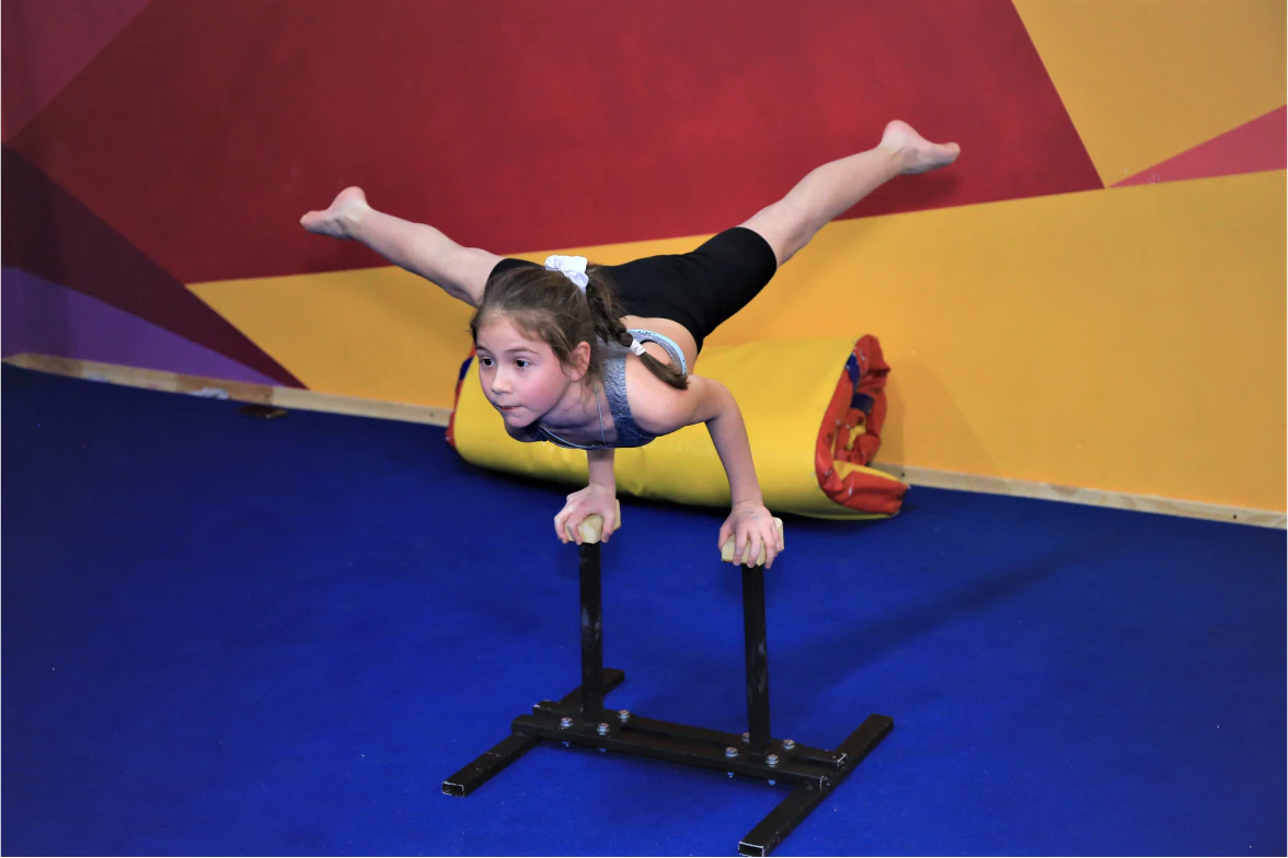 Номер воспитанницы школы акробатики на конкурсе