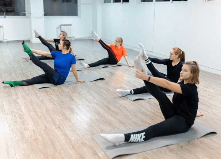 Выполнение рекомендованной программы упражнений во время занятий по стретчингу